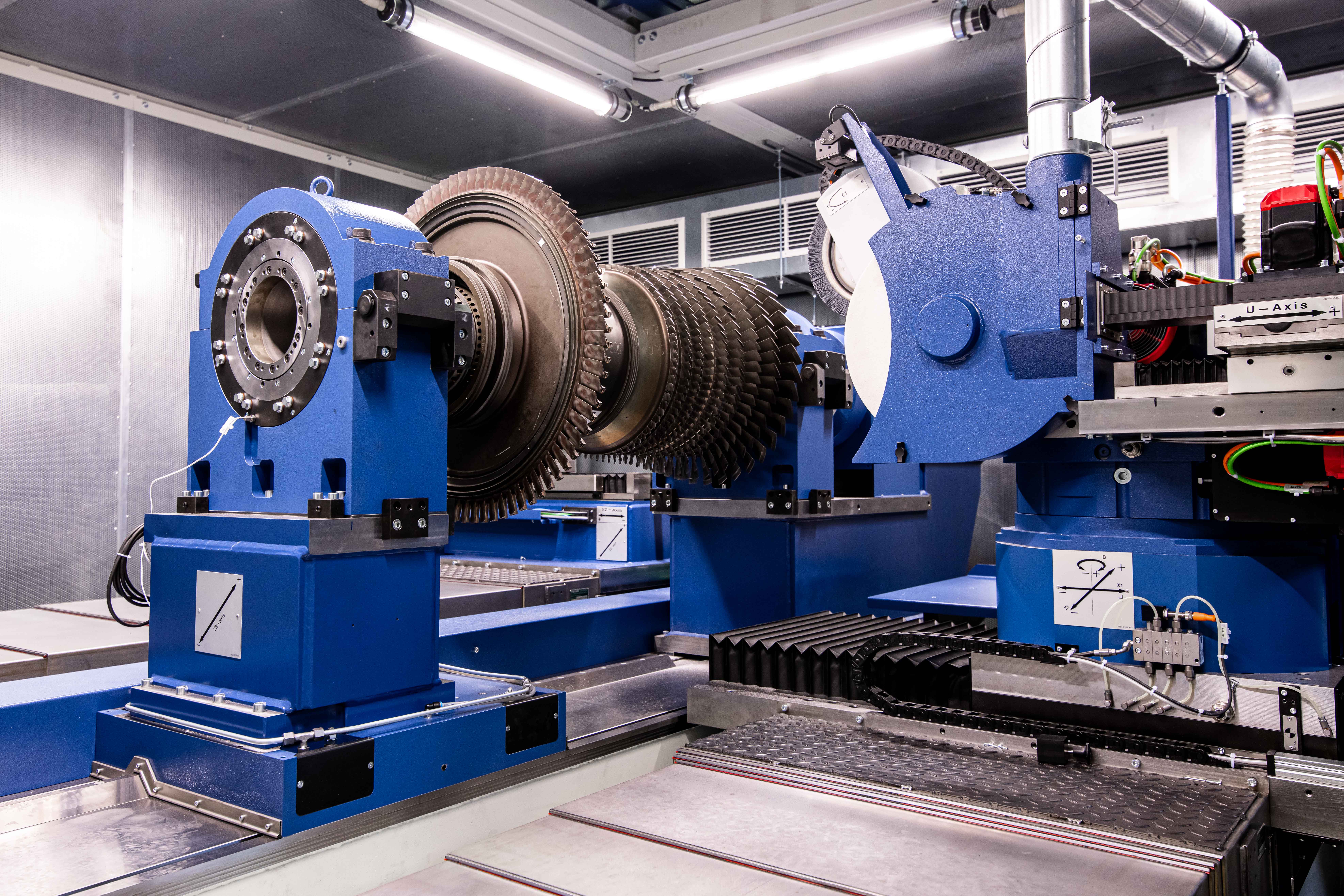 Grinding machine to grind aircraft landing gears REFORM